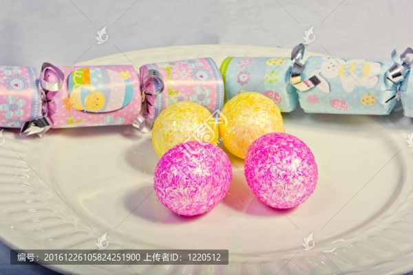 彩色的雞蛋和一塊餅干