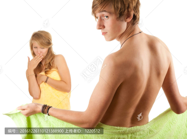 穿著明亮毛巾的青少年夫婦；白色背景