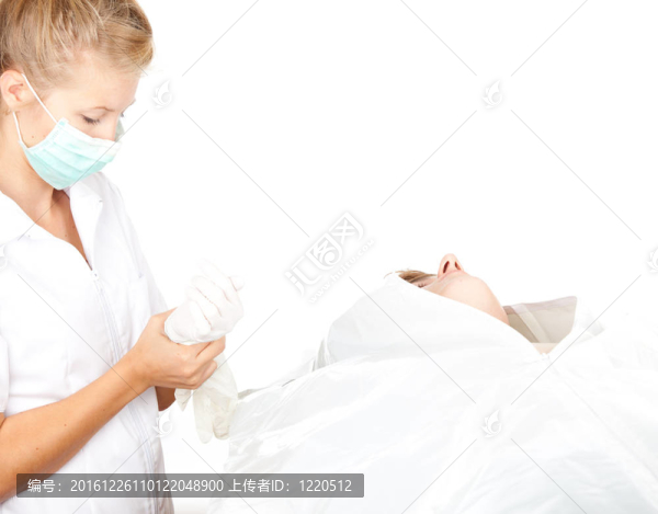 法醫(yī)病理學(xué)家在謀殺收集證據(jù)；死亡的年輕人對(duì)死者的包