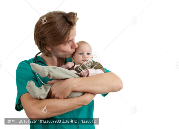 男性醫(yī)生在綠色制服檢查男嬰；白色背景