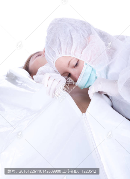 法醫(yī)病理學(xué)家在謀殺收集證據(jù)；死亡的年輕人對死者的包