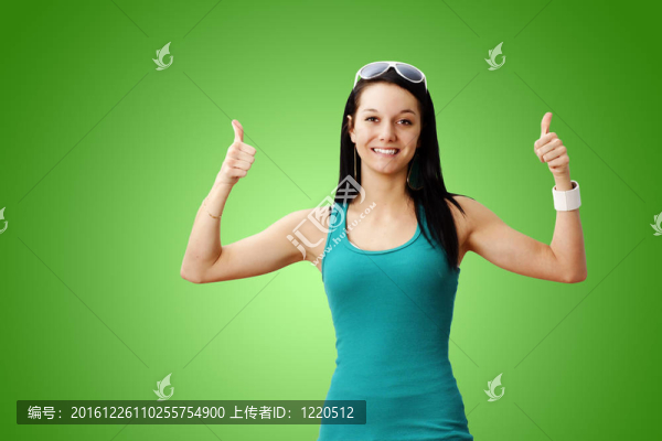 可愛(ài)的女孩豎起大拇指