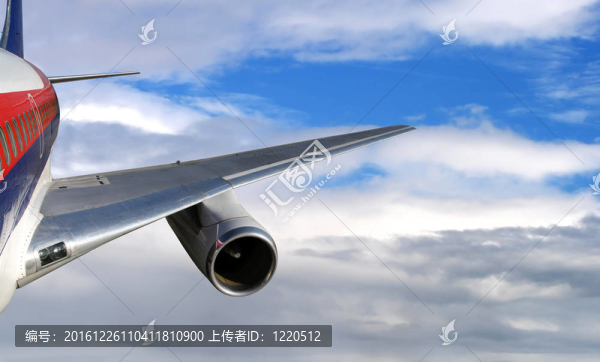 客機(jī)在高多云的天空飛行