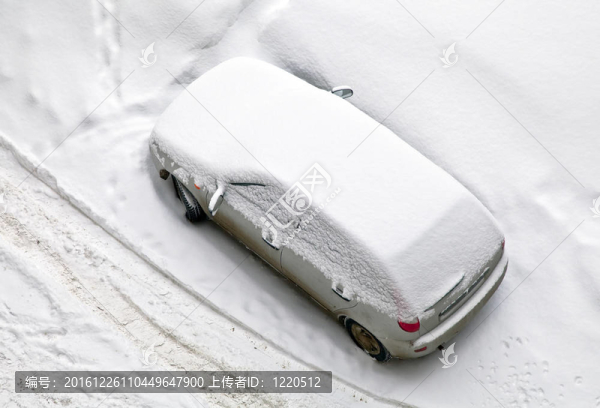 車被雪覆蓋。俄羅斯冬季降雪大。前視圖