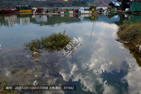 水面天空倒影
