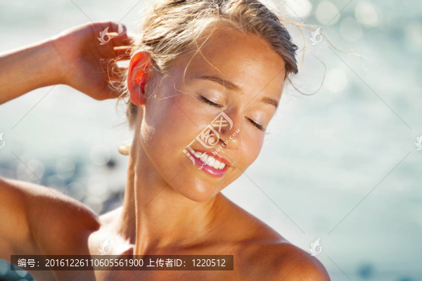 海灘上的年輕女子