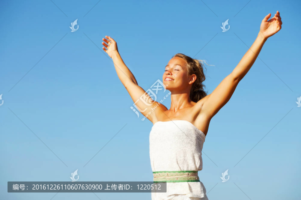 抱臂的年輕女子