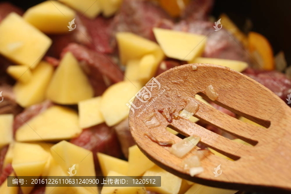 用勺子把煮牛肉