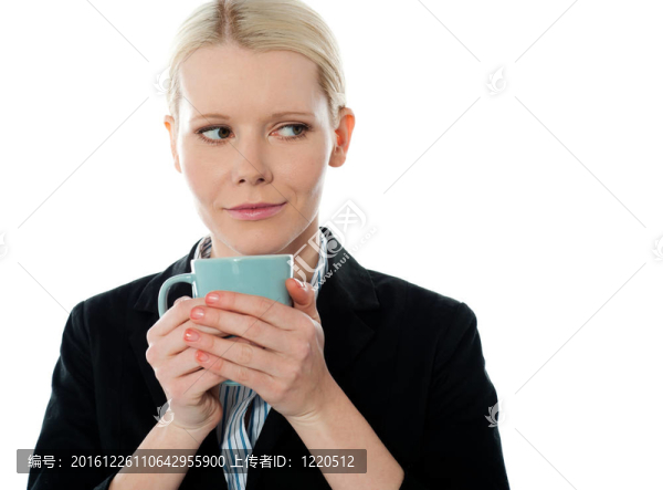 公司的女子拿著咖啡杯