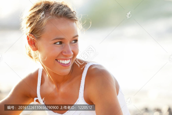 海灘上的年輕女子