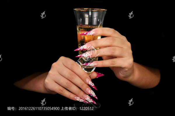 長(zhǎng)指甲的手指