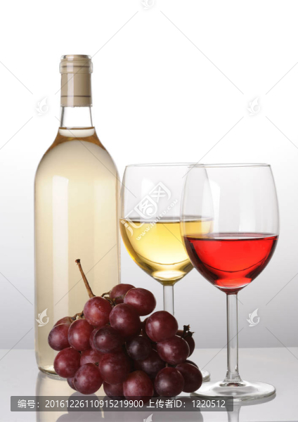 具有葡萄酒瓶和玻璃的葡萄酒組合物