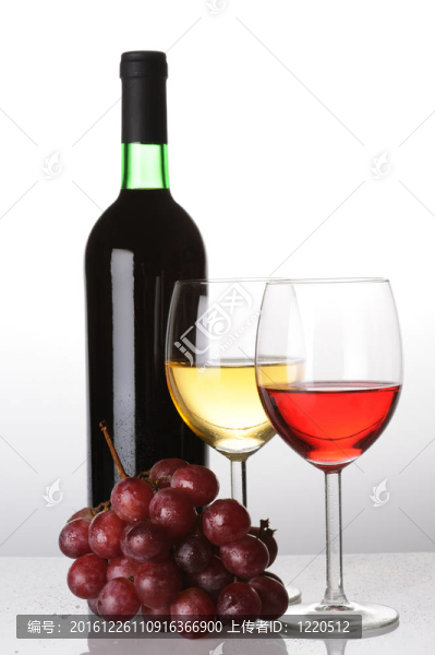 酒瓶和兩杯葡萄酒