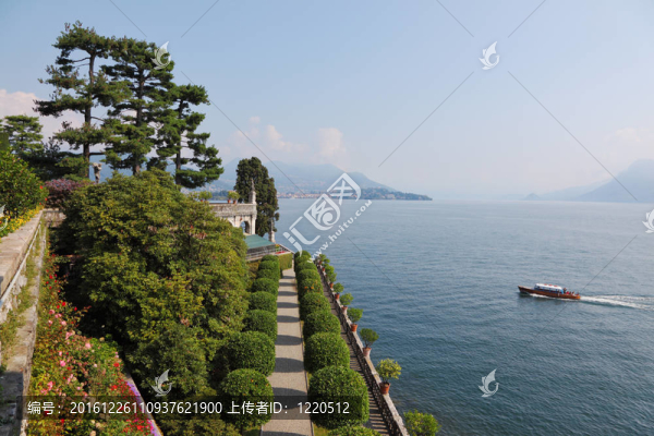 旅游船駛過島