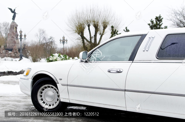白色轎車的一部分；婚禮用鮮花汽車。