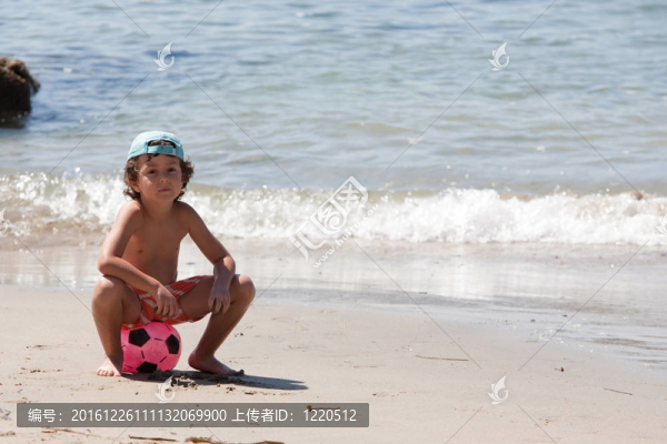 美麗的小男孩在海灘上