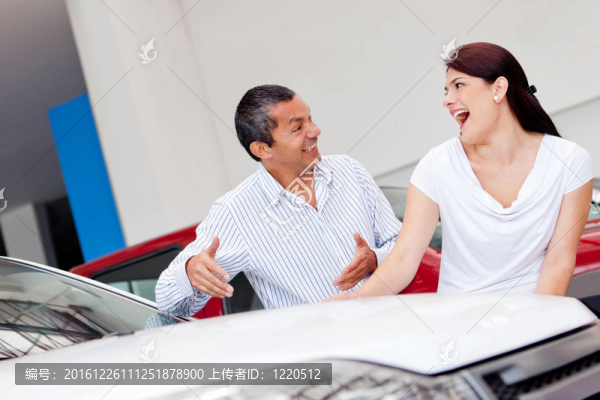 尋找新汽車的夫婦