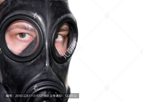 防毒面具的男子特寫