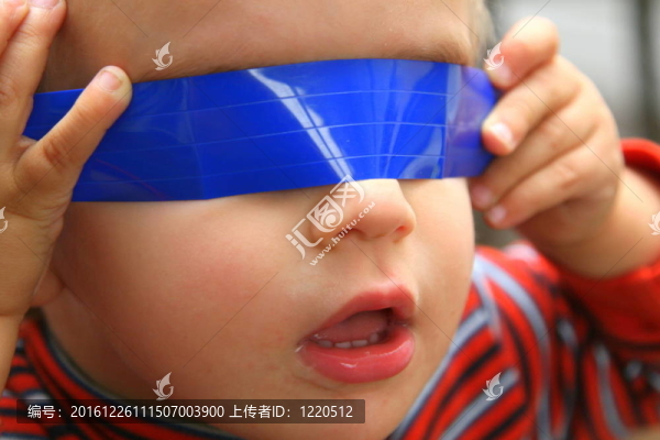 帶藍(lán)色膠帶的男嬰