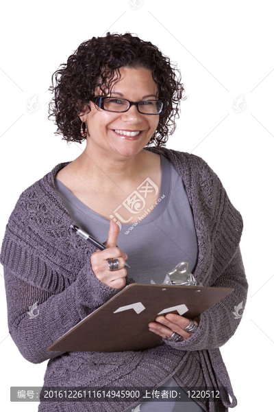 美麗的西班牙裔婦女與剪貼板