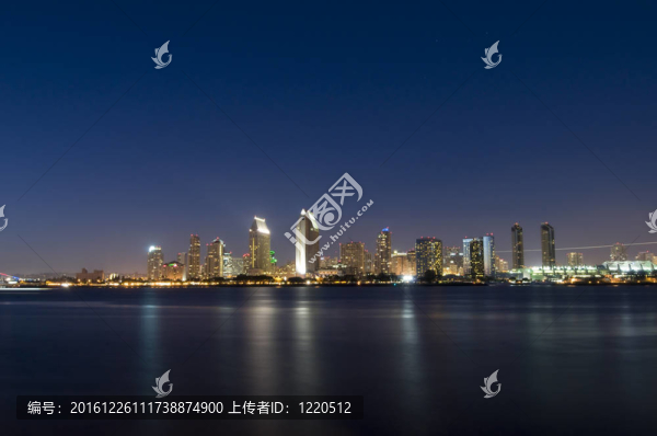 夜晚的圣地亞哥天際線