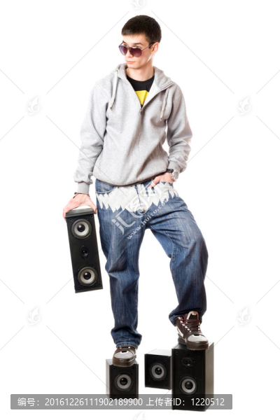 戴墨鏡的人站在喇叭上