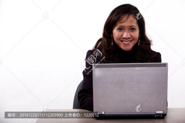 有吸引力的三十多歲的亞洲商人