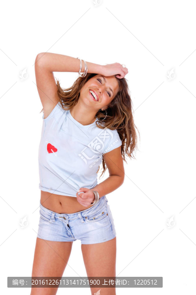 穿牛仔短褲的年輕女子