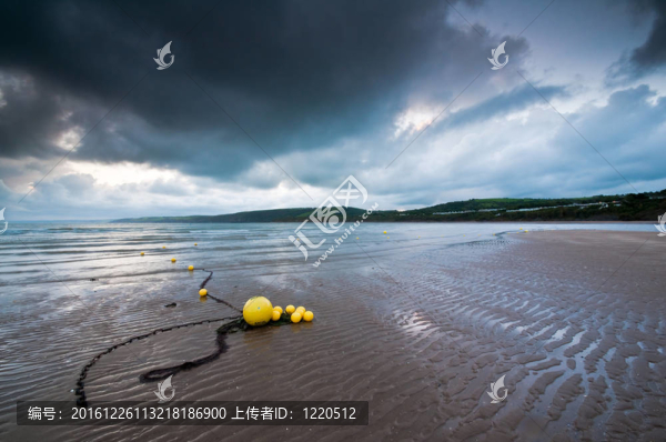 黃色的沙灘浮標(biāo)