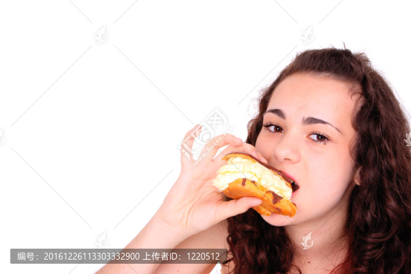 年輕的女孩吃美味的蛋糕