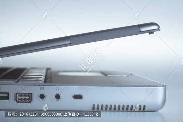 銀色的筆記本電腦