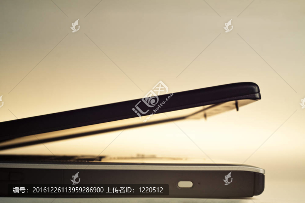 橙色燈光和筆記本電腦