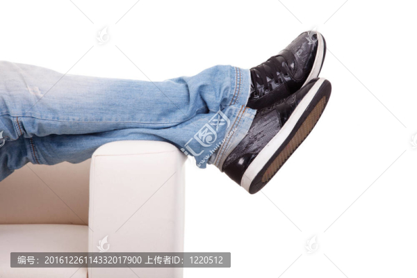細(xì)節(jié)；腿伸展在沙發(fā)上；在白色上孤立；工作室拍攝
