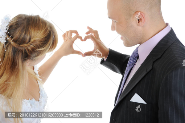 新婚夫婦做心臟的手指