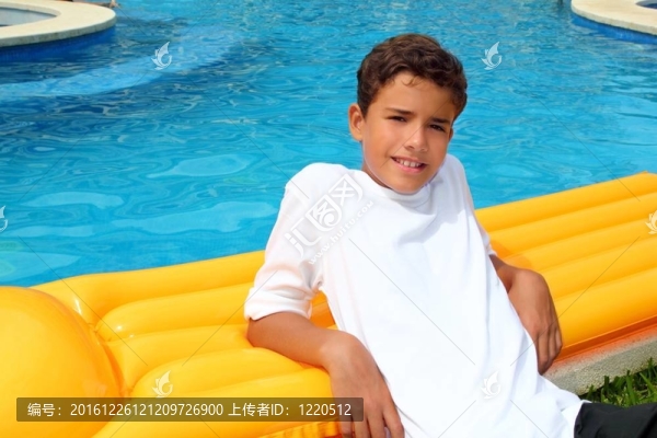 男孩青少年假期在泳池上休息
