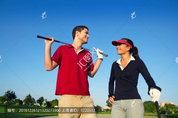 高爾夫球場年輕幸福情侶夫婦交談