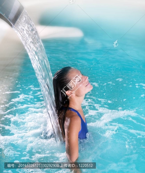 SPA水療的女人瀑布急流