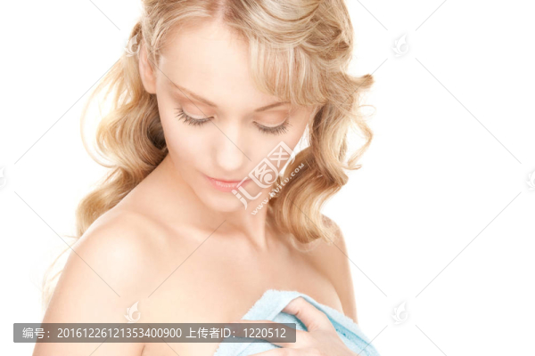 可愛的女人在毛巾