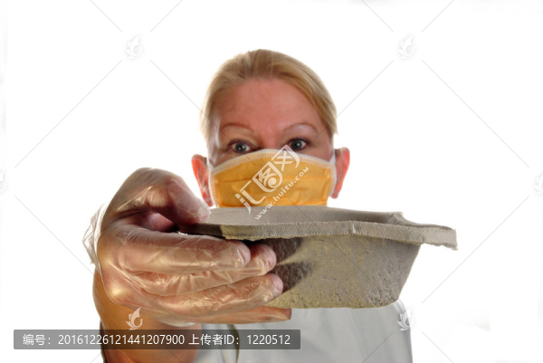 醫(yī)護(hù)人員戴上新型手術(shù)口罩