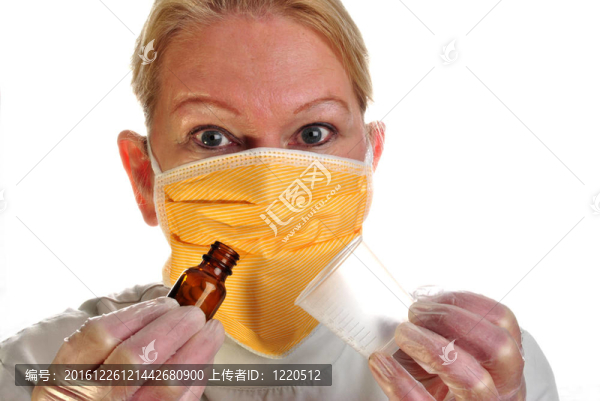 醫(yī)護(hù)人員戴上新型手術(shù)口罩