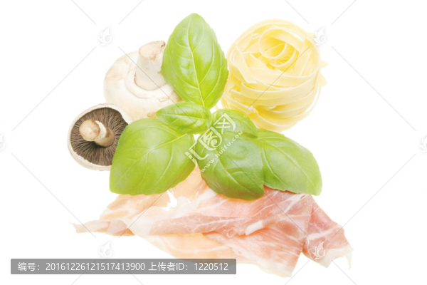 羅勒蘑菇面條和火腿