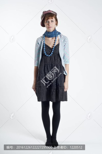 帽子和項(xiàng)鏈藍(lán)的女孩