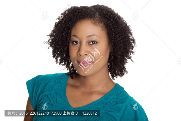 一個美麗的休閑年輕女子對白色