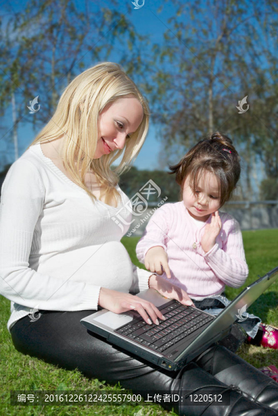 孕婦與女兒