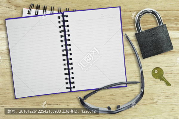 筆記本電腦；桌上的掛鎖和太陽(yáng)鏡