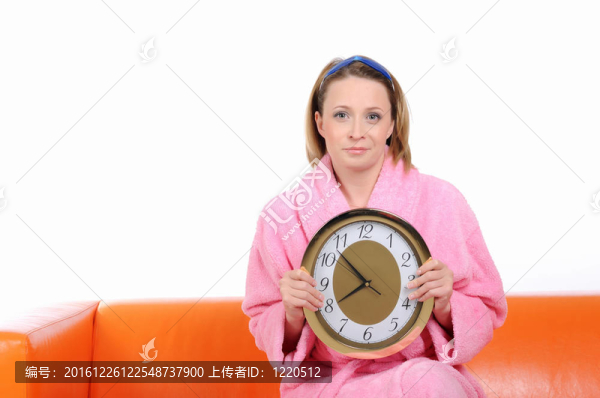 穿著粉紅色禮服的滑稽女孩