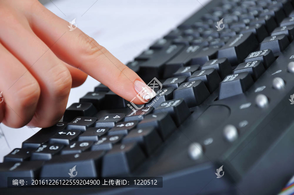 年輕女人的手