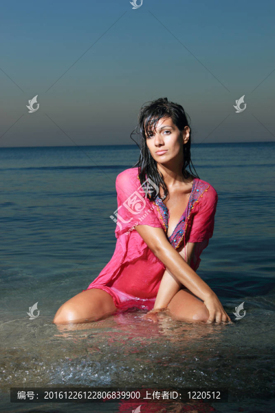在海灘上放松的美麗模型