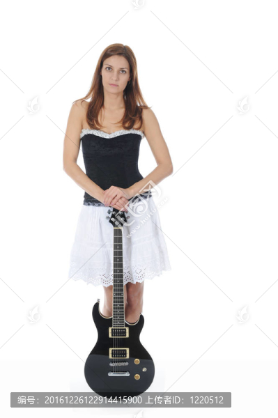 精力充沛的女孩手里拿著一把黑色吉他。