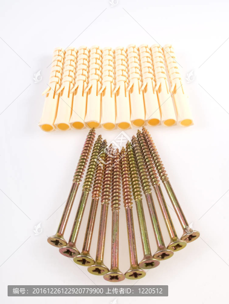 閃亮的黃銅螺絲釘在白色背景上